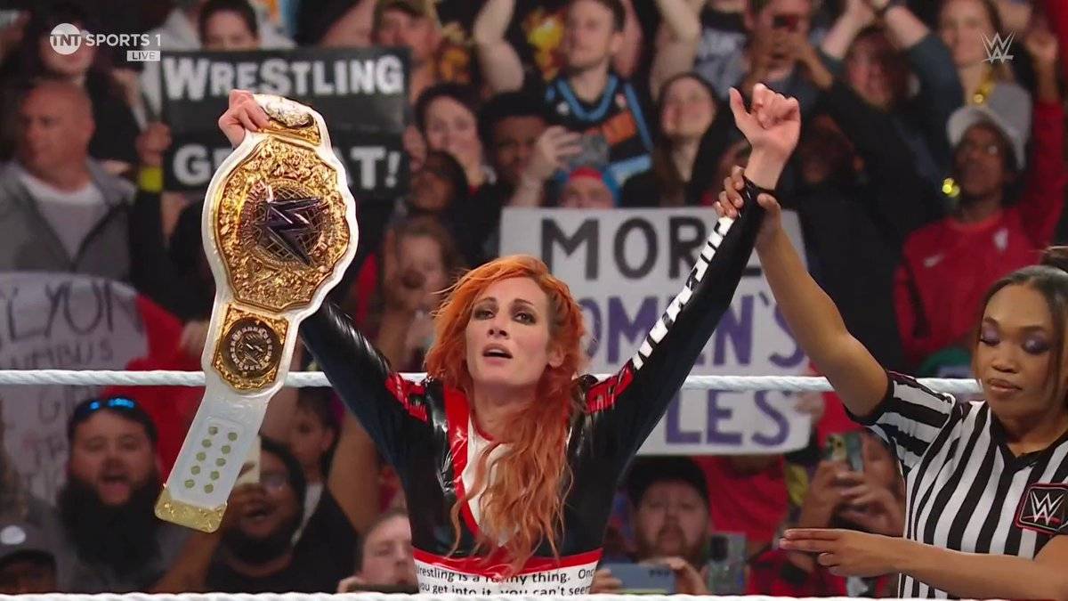 Becky Lynch wins WWE Women's World Championship on Raw!